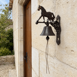 Grande campana de hierro fundido de yegua y potro para puerta