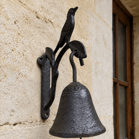 Campana con pájaro y soporte de volutas – Vista de cerca