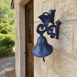 Campana de puerta con mariposa de hierro fundido instalada en una fachada