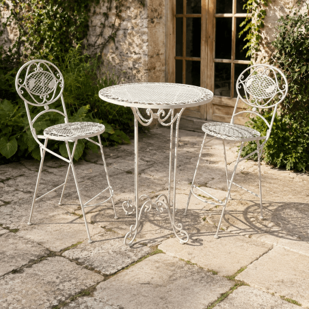 Conjunto de jardín con mesa alta y dos sillas de metal blanco patinado