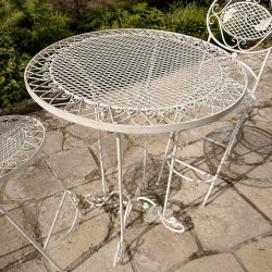 Mesa alta redonda de jardín con tablero de metal calado
