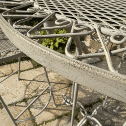 Detalle del tablero ornamentado de la mesa alta de jardín