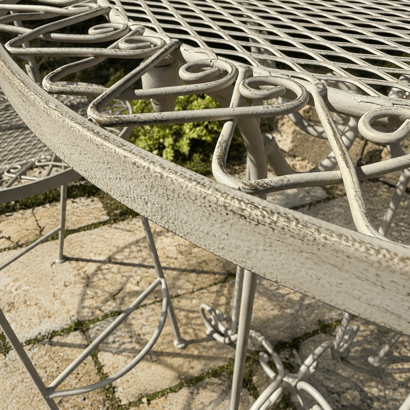 Detalle del tablero ornamentado de la mesa alta de jardín