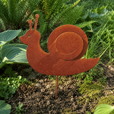 Silueta de caracol para clavar de metal oxidado entre plantas