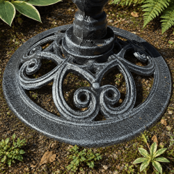 Pie ornamentado y base calada del baño para pájaros