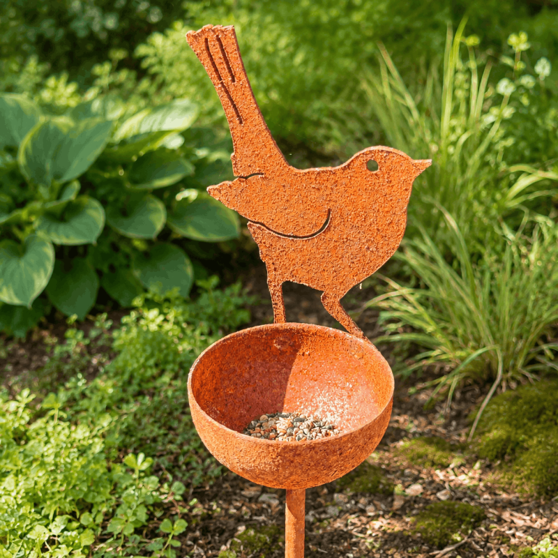 Detalle del pájaro decorativo y de la pequeña bandeja para semillas