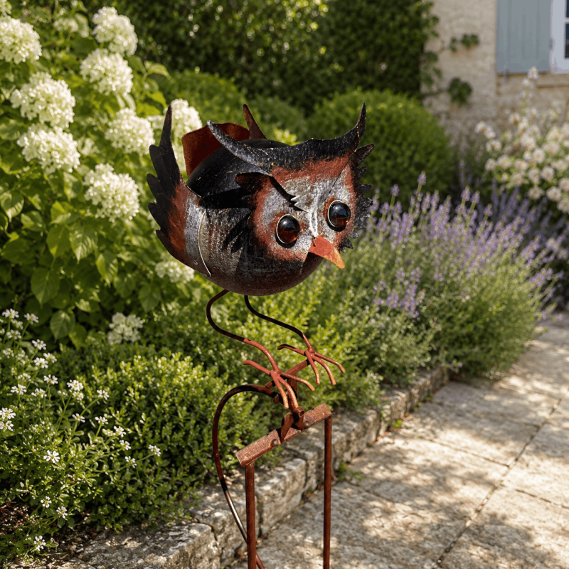 Mamá y bebé búho de metal como decoración de jardín