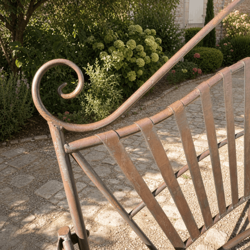 Detalle de arabescos y respaldo del banco de jardín de hierro forjado