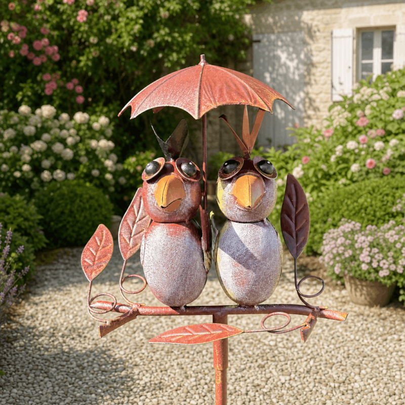 Dos pájaros decorativos de metal bajo un paraguas para pluviómetro de jardín
