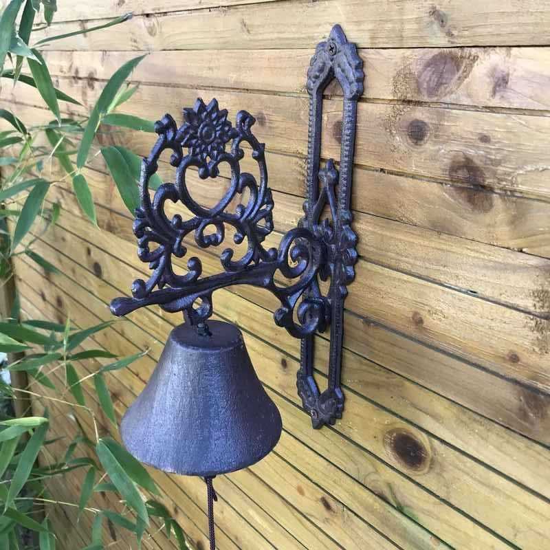 Campana de puerta de hierro fundido con corazón