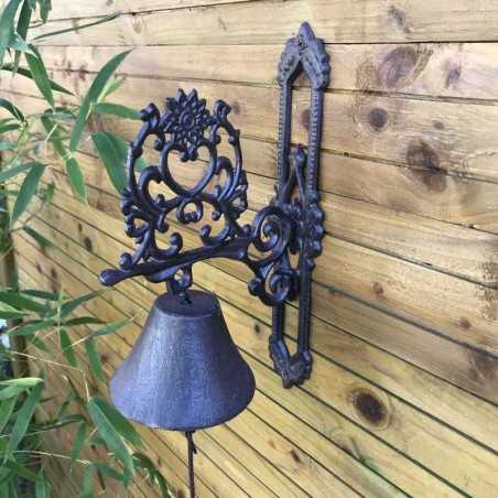 Campana de puerta de hierro fundido con corazón