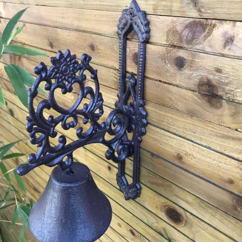 Campana de puerta de hierro fundido con corazón