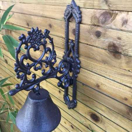 Campana de puerta de hierro fundido con corazón