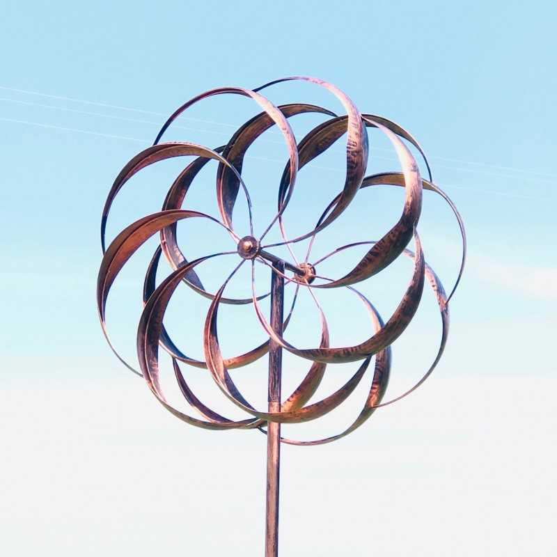 Molino de viento decorativo para jardín Modelo Chinon | Molino de viento de jardín en metal con acabado cobre patinado