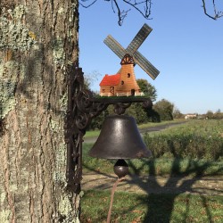 Campana de puerta de hierro fundido con motivo de molino de viento – vista general