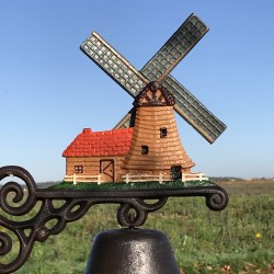 Campana de puerta de hierro fundido con molino de viento inspirado en Don Quijote