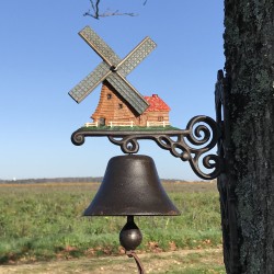 Campana tradicional de hierro fundido con molino de viento homenaje a Don Quijote