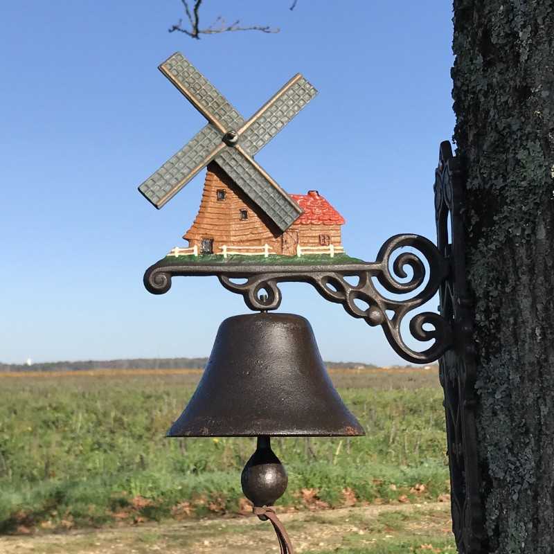 Campana tradicional de hierro fundido con molino de viento homenaje a Don Quijote
