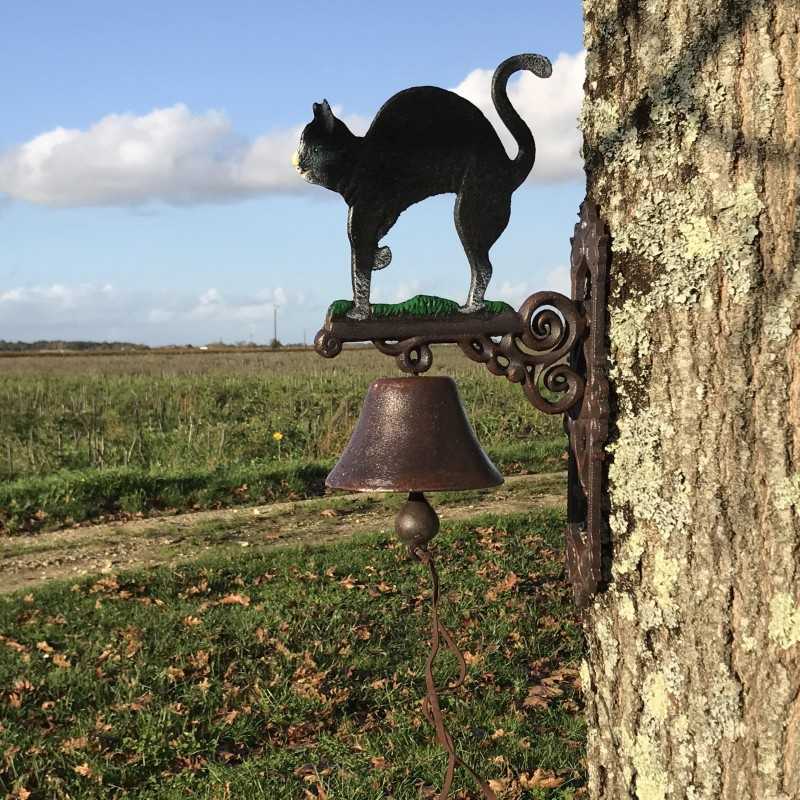 Campana de puerta de hierro fundido con gato negro