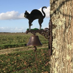 Campana de puerta de hierro fundido con gato negro