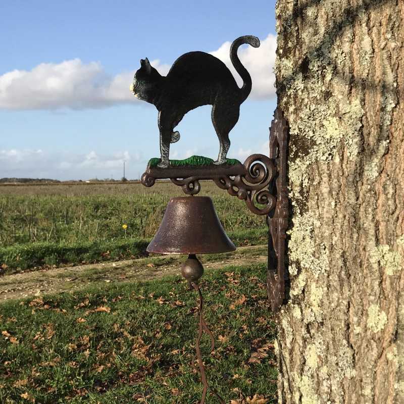 Campana de puerta de hierro fundido con gato negro