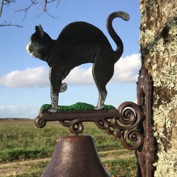 Campana de puerta de hierro fundido con gato negro
