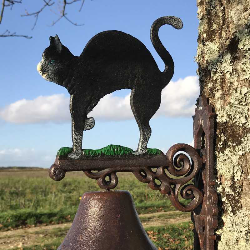 Campana de puerta de hierro fundido con gato negro