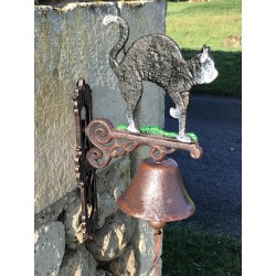 Campana de puerta de hierro fundido con gato negro