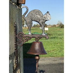 Campana de puerta de hierro fundido con gato negro