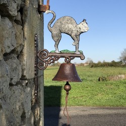 Campana de puerta de hierro fundido con gato negro