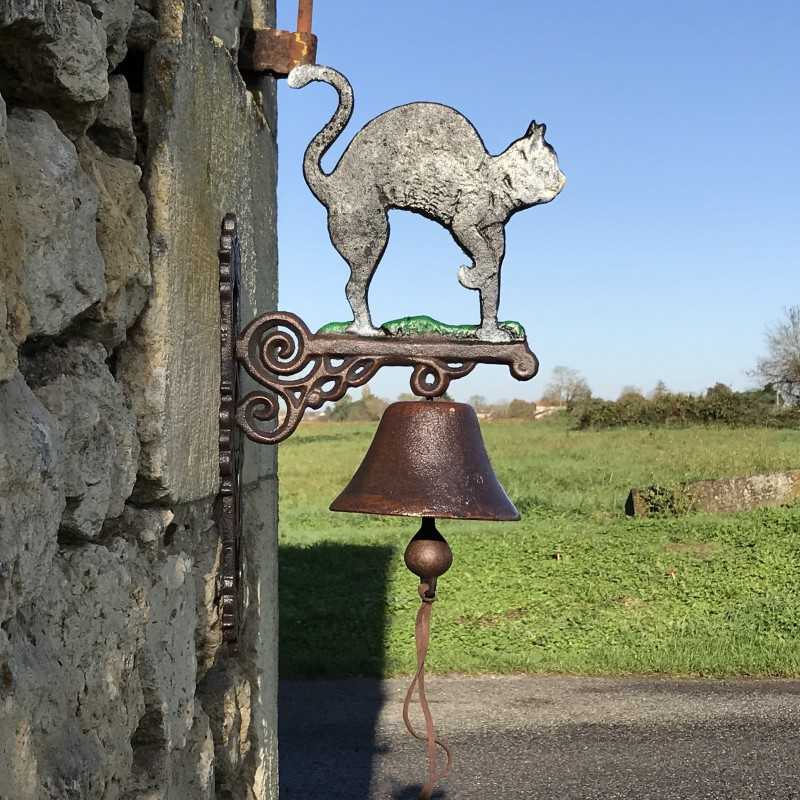Campana de puerta de hierro fundido con gato negro