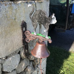 Campana de puerta de hierro fundido con gato negro