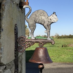 Grande campana de hierro fundido para puerta con gato negro  |  Lézard Jardin.