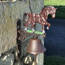 Campana de puerta de hierro fundido con caballo