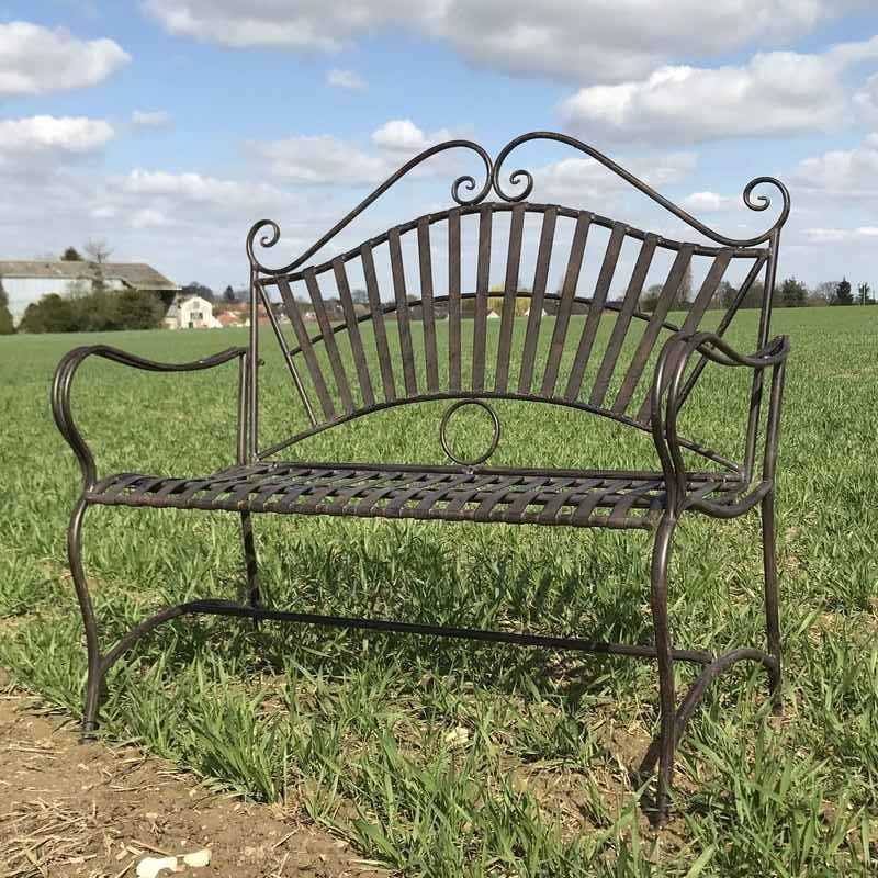 Banco de jardín de hierro forjado con arabescos
