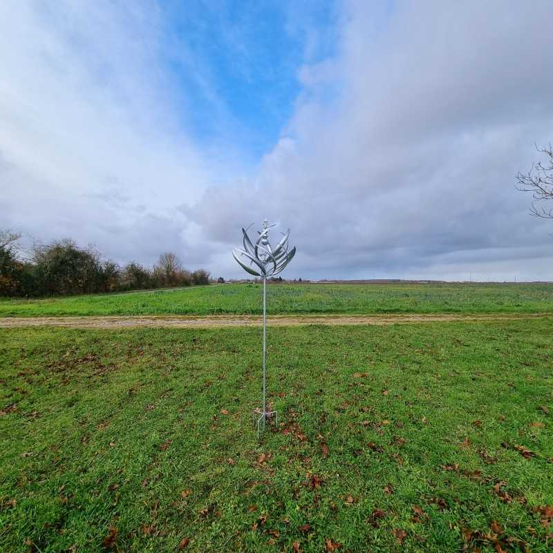 Éolienne décorative de jardin en fer gris moulin à vent Gonfreville vue de plus loin