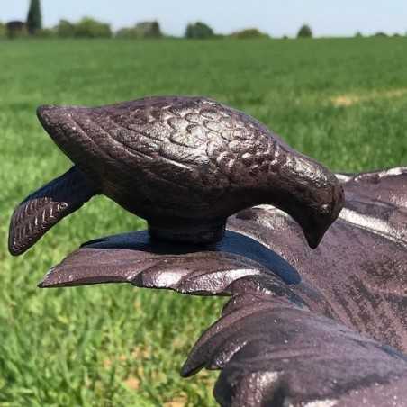Gran comedero y baño para pájaros de hierro fundido, hoja de vid marrón, altura: 83 cm, vista del pájaro