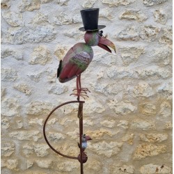 Móvil decorativo de jardín con cuervo y su cría