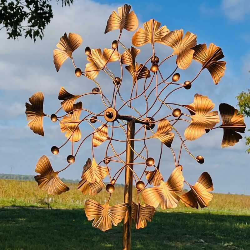 Molino metálico para jardín con diseño hojas de ginkgo