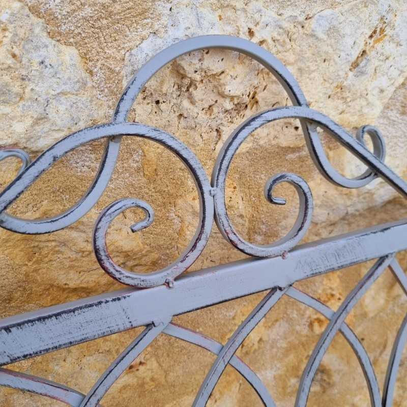 Banco de jardín de hierro forjado y madera