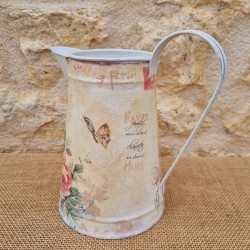 Broc decorativo estilo antiguo con motivos decorativos de mariposas y flores 18,90 € LEZARD DU JARDIN