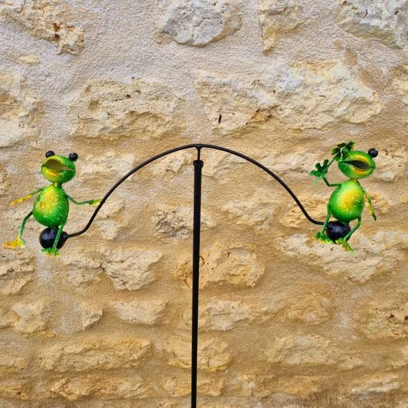 Balancín de jardín con dos ranas de colores