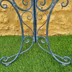 Bain d'oiseaux, mangeoire en fer sur trépied arabesques bleue aspect ancien