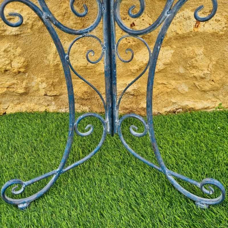 Bain d'oiseaux, mangeoire en fer sur trépied arabesques bleue aspect ancien