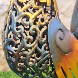 Gallo en hierro dorado, negro y rojo – Decoración de jardín de excepción