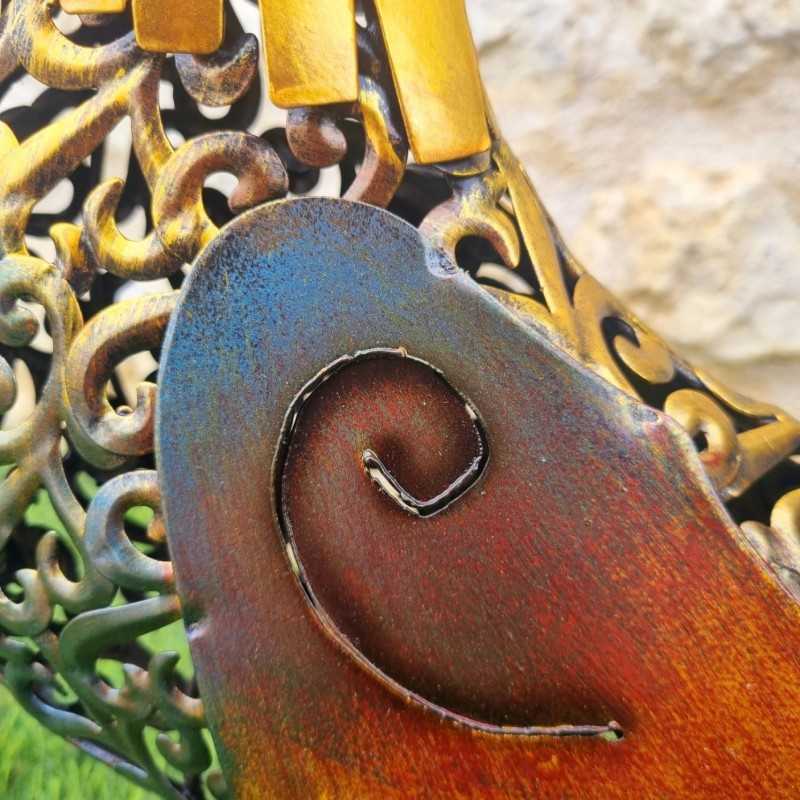 Gallo en hierro dorado, negro y rojo – Decoración de jardín de excepción