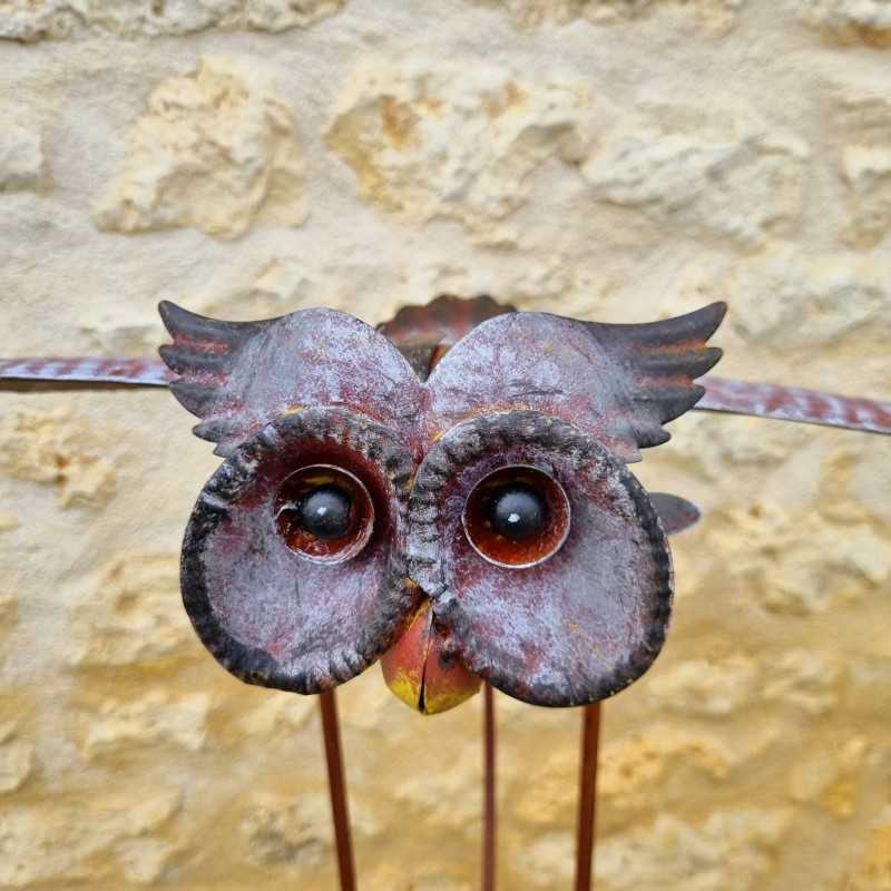 Balancín de jardín búho de metal sobre estaca