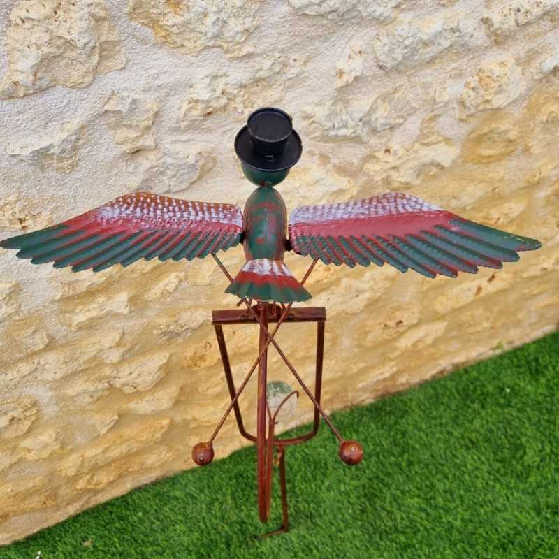 Pájaro decorativo con movimiento instalado en un macizo