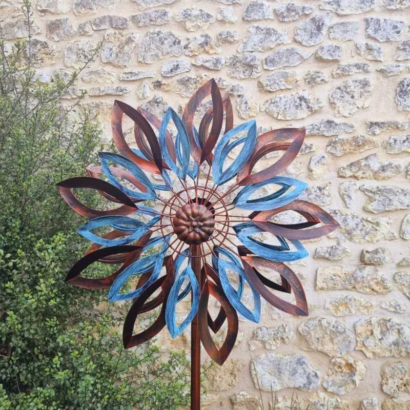 Molino de viento exterior con diseño floral metálico