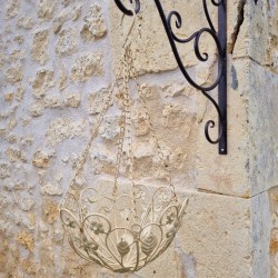 Cesta colgante para plantas de hierro beige envejecido marrón